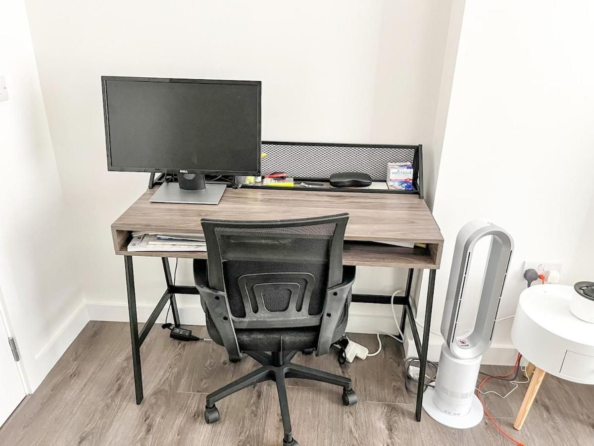 Kins Place, Beautiful 1 Bedroom Near Airport * Londra
