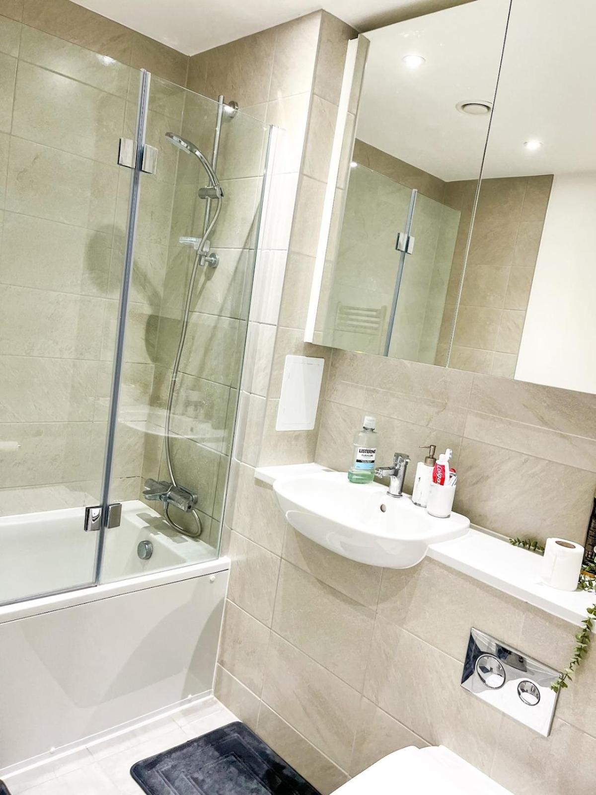 Kins Place, Beautiful 1 Bedroom Near Airport * Londra